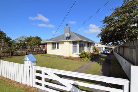 Photo of property in 6 Strid Road, Te Atatu South, Auckland, 0610