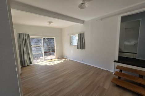 Photo of property in 25 Bellringer Crescent, Newlands, Wellington, 6037