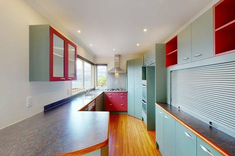 Photo of property in 9 Bennett Grove, Newlands, Wellington, 6037