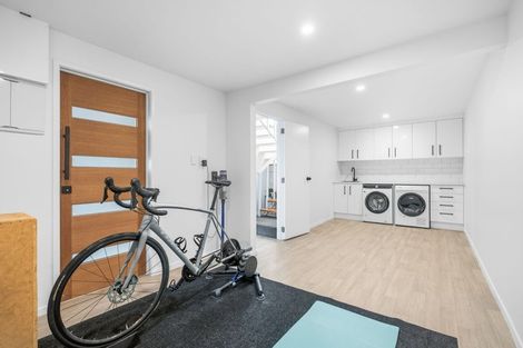Photo of property in 6 Brouder Place, Hillpark, Auckland, 2102