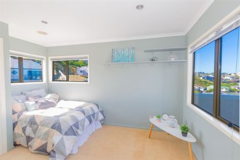 Photo of property in 42 Dress Circle, Newlands, Wellington, 6037