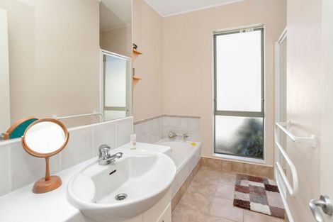 Photo of property in 147a Wellington Street, Howick, Auckland, 2014