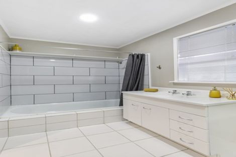 Photo of property in 17 Coburg Street, Henderson, Auckland, 0612