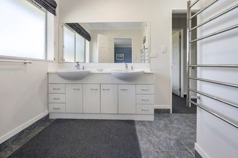 Photo of property in 4 Lakemere Way, Kinloch, Taupo, 3377