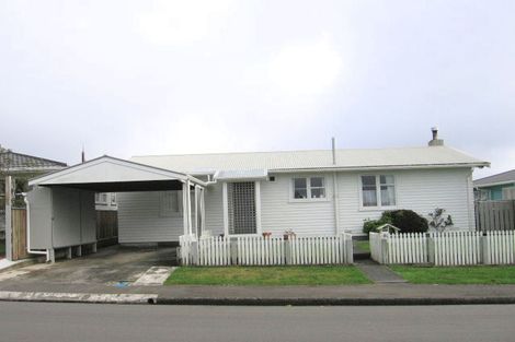 Photo of property in 6 Quigley Street, Newlands, Wellington, 6037