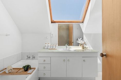 Photo of property in 11 Brockhall Lane, Avonhead, Christchurch, 8042