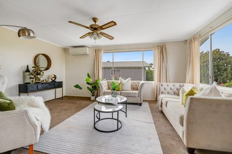 Photo of property in 12 Finn Place, Totara Vale, Auckland, 0629