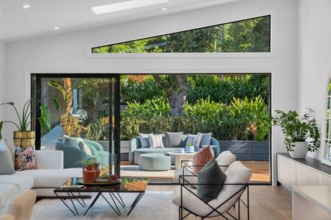 Photo of property in 2/21 Eastcliffe Road, Castor Bay, Auckland, 0620