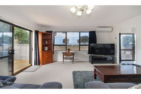 Photo of property in 1/470 Te Atatu Road, Te Atatu Peninsula, Auckland, 0610