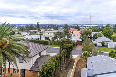 Photo of property in 3a Crompton Road, Massey, Auckland, 0614