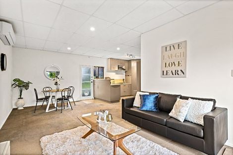 Photo of property in 6 Fayette Place, Te Atatu South, Auckland, 0610