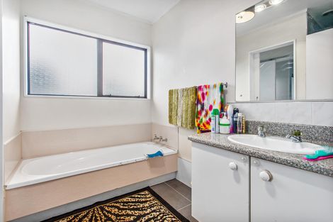 Photo of property in 96 Maplesden Drive, Clendon Park, Auckland, 2103