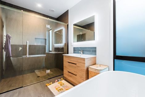 Photo of property in 2 Vickers Way, Acacia Bay, Taupo, 3385