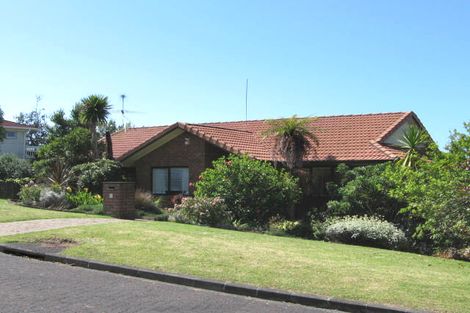 Photo of property in 2 Cairnbrae Court, Northcross, Auckland, 0632