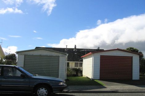 Photo of property in 12b Kingsbridge Place, Newlands, Wellington, 6037