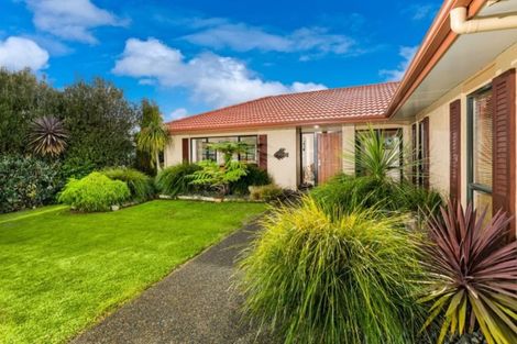 Photo of property in 13 Admirals Court Drive, Greenhithe, Auckland, 0632