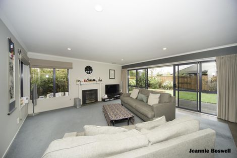 Photo of property in 12 Johnstone Drive, Fitzherbert, Palmerston North, 4410