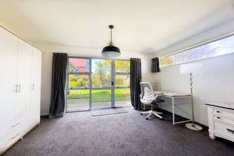 Photo of property in 72 Avonhead Road, Avonhead, Christchurch, 8042