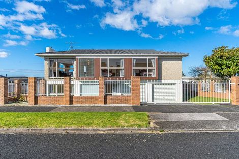 Photo of property in 35 Chatswood Grove, Chatswood, Auckland, 0626