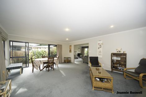 Photo of property in 12 Johnstone Drive, Fitzherbert, Palmerston North, 4410