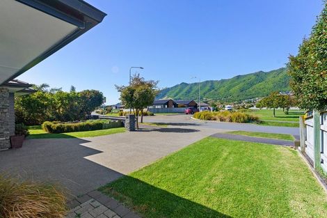 Photo of property in 63 Waipunahau Road, Waikanae, 5036