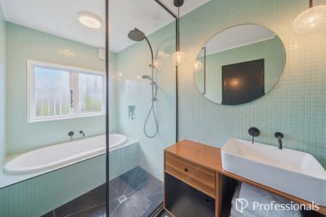 Photo of property in 7 Titiro Moana Road, Korokoro, Lower Hutt, 5012