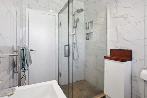 Photo of property in 15 Kingdale Road, Henderson, Auckland, 0610