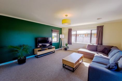 Photo of property in 12 Ron Place, Fitzherbert, Palmerston North, 4410