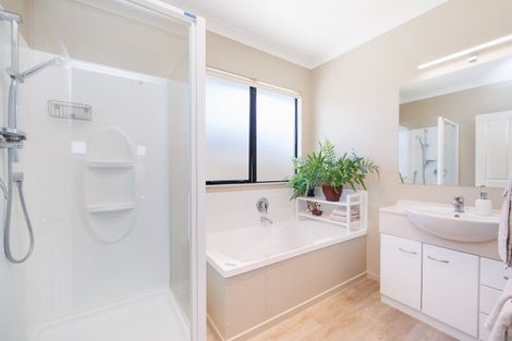 Photo of property in 4 Meridian Grove, Kelvin Grove, Palmerston North, 4414