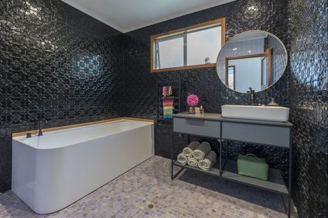 Photo of property in 15 Opou Road, Titirangi, Auckland, 0604