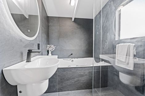 Photo of property in 5 Elizabeth Drive, West Harbour, Auckland, 0618