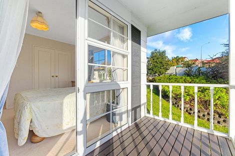 Photo of property in 2 Ravenstone Place, Chatswood, Auckland, 0626