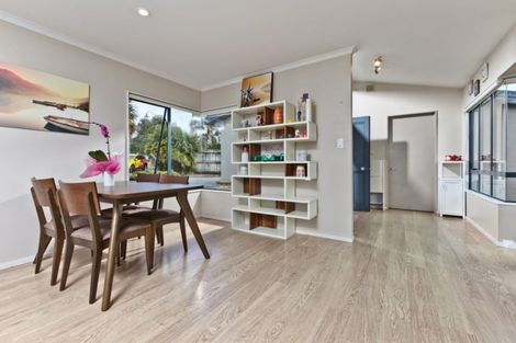 Photo of property in 28 Crimson Park, Oteha, Auckland, 0632