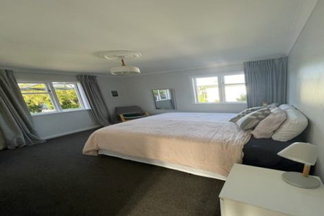 Photo of property in 206 Miromiro Road, Normandale, Lower Hutt, 5010