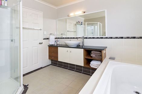 Photo of property in 16 Stornaway Drive, Flat Bush, Auckland, 2016