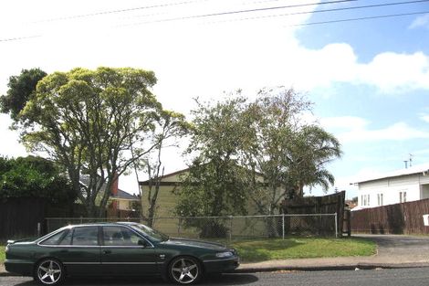 Photo of property in 1/94 Awaroa Road, Sunnyvale, Auckland, 0612