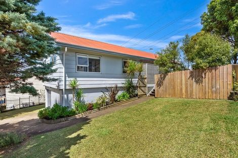 Photo of property in 1/76 Totaravale Drive, Totara Vale, Auckland, 0629