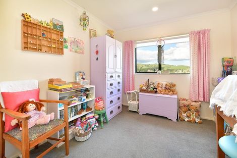 Photo of property in 16 Te Kauri Place, Helensville, 0800