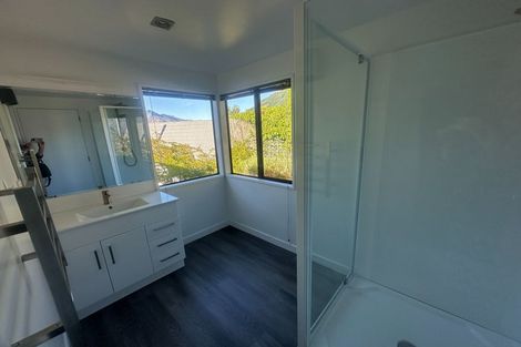 Photo of property in 92 Wynyard Crescent, Fernhill, Queenstown, 9300