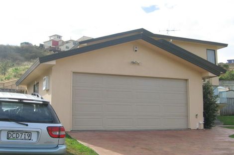 Photo of property in 15 Domanski Crescent, Owhiro Bay, Wellington, 6023