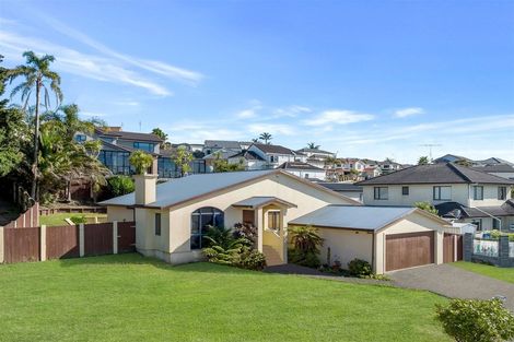 Photo of property in 11 Fairchild Avenue, Goodwood Heights, Auckland, 2105