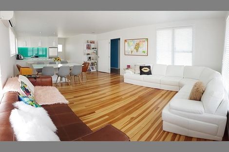 Photo of property in 11 Windrush Close, Mangere, Auckland, 2022