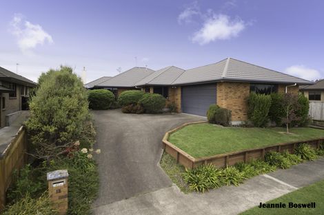 Photo of property in 12 Johnstone Drive, Fitzherbert, Palmerston North, 4410