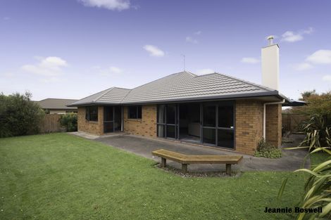 Photo of property in 12 Johnstone Drive, Fitzherbert, Palmerston North, 4410