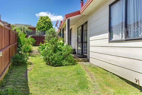 Photo of property in 2/11 Parramatta Place, Botany Downs, Auckland, 2010
