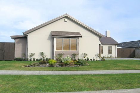 Photo of property in 17 Silkwood Place, Fitzherbert, Palmerston North, 4410