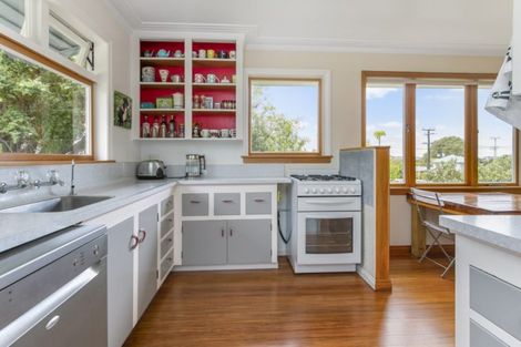 Photo of property in 32 Woodward Avenue, Mangere Bridge, Auckland, 2022