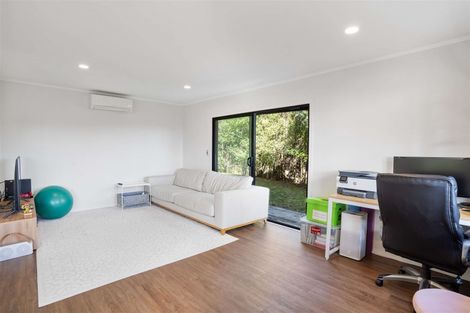 Photo of property in 2/10 Helicon Place, Totara Vale, Auckland, 0629