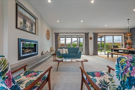 Photo of property in 8 Mediterranean Grove, Fitzherbert, Palmerston North, 4410