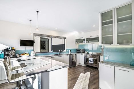 Photo of property in 10 Cadiz Lane, Mount Pleasant, Christchurch, 8081